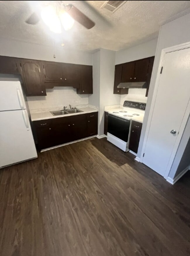 Building Photo - 3 Bed 1 Bath House