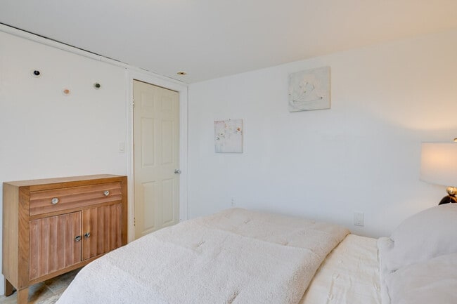 Building Photo - 1017 California Pl S