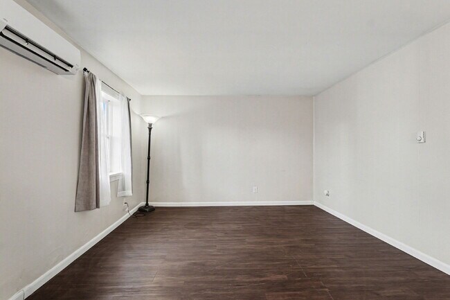 Building Photo - Updated 1 Bedroom Rental Close To Downtown $850/month