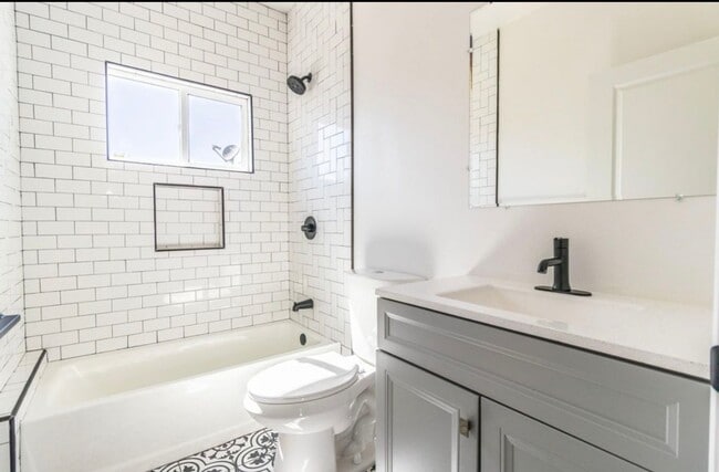 Building Photo - 4BR 3Ba Modern Townhome in Prime NOHO