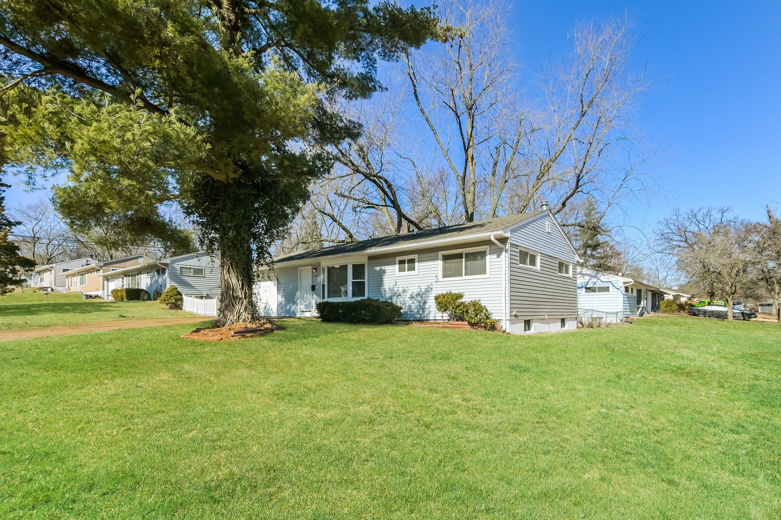 Building Photo - 1657 Mowbry Ln