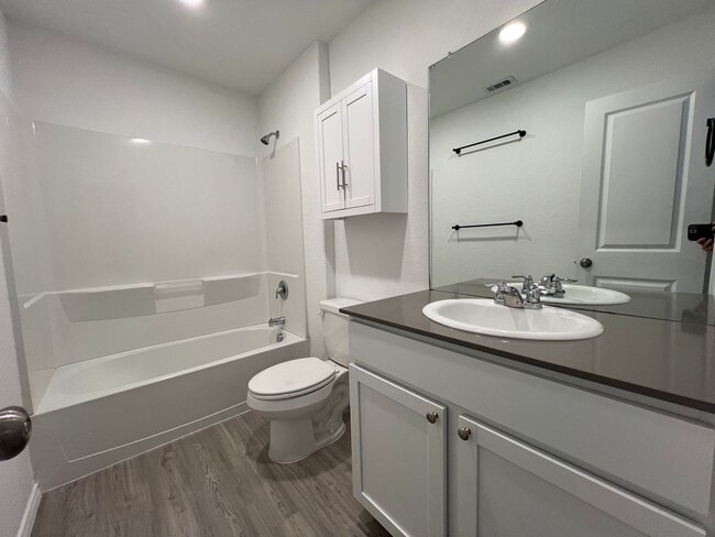 Building Photo - NEWER 4BDRM HOME IN LONDON ISD!