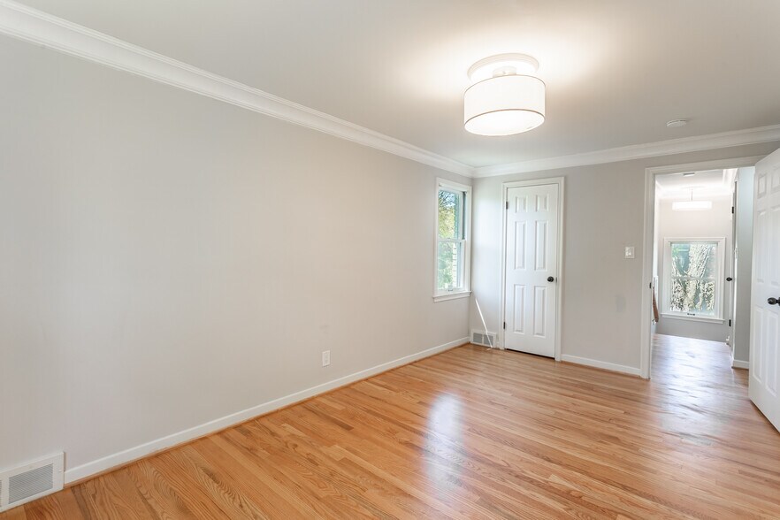 Building Photo - 906 Putney St