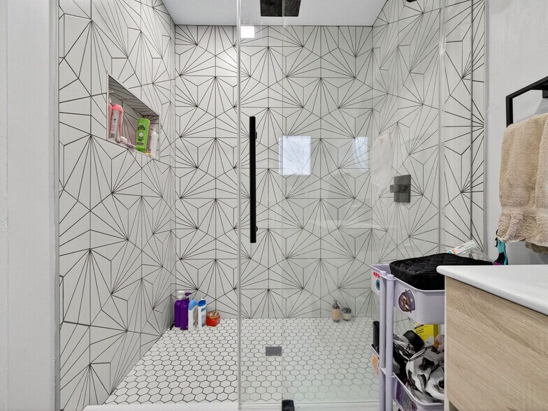 Building Photo - 114 Woodstock St