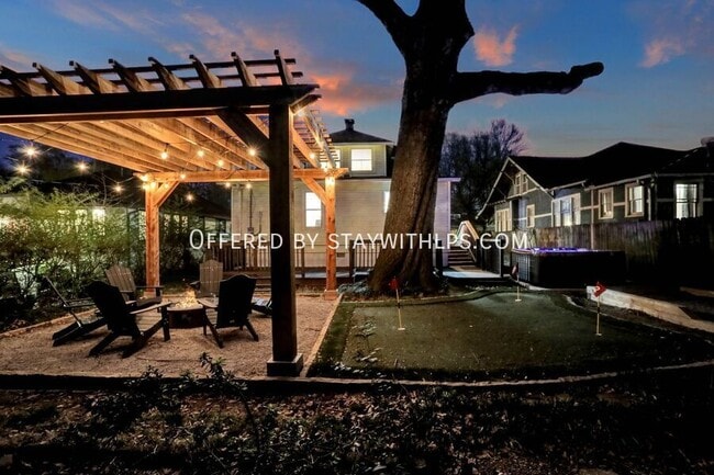 Building Photo - 397 Angelus St