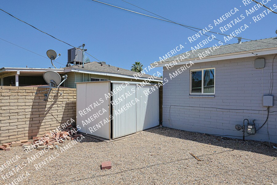 Building Photo - 2114 West Myrtle Ave
