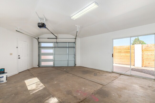 Building Photo - Amazing 3 bed 2 bath home with large backyard