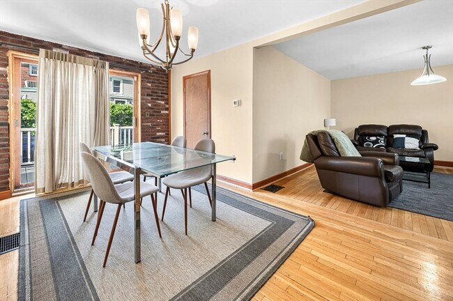 Building Photo - 50 Temple St