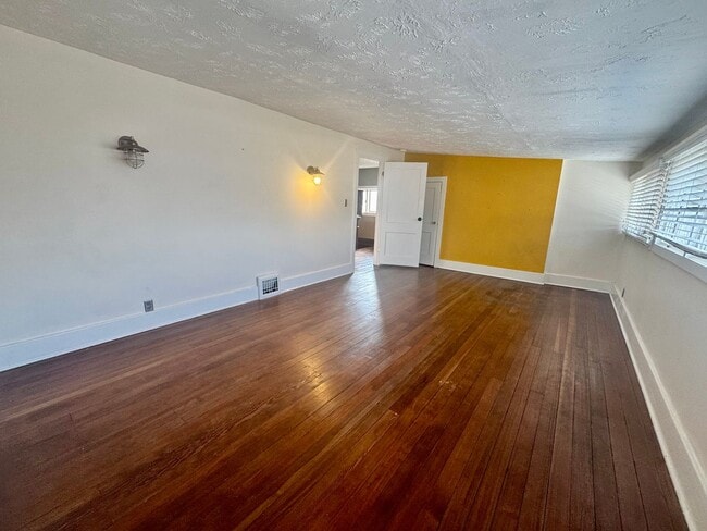 Building Photo - **AVAILABLE NOW** Centrally located 3-bedroom 2-bath
