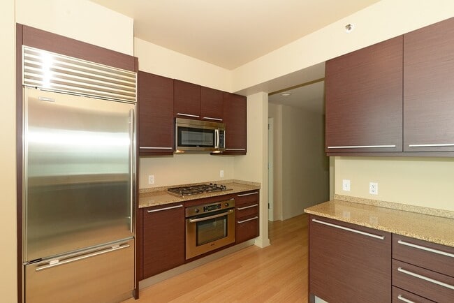 Building Photo - 425 1st St