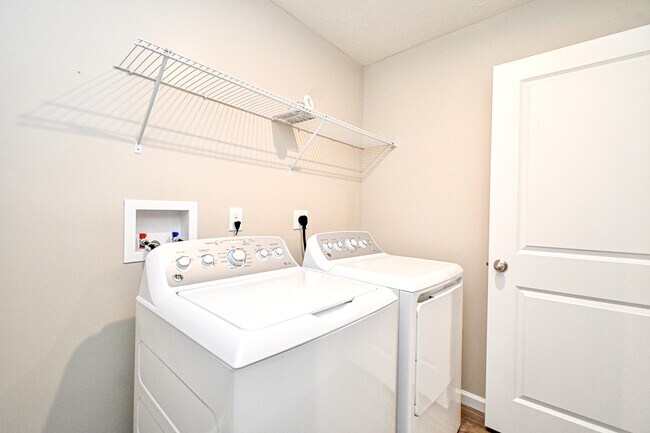 Building Photo - 5697 Julia Kate Dr