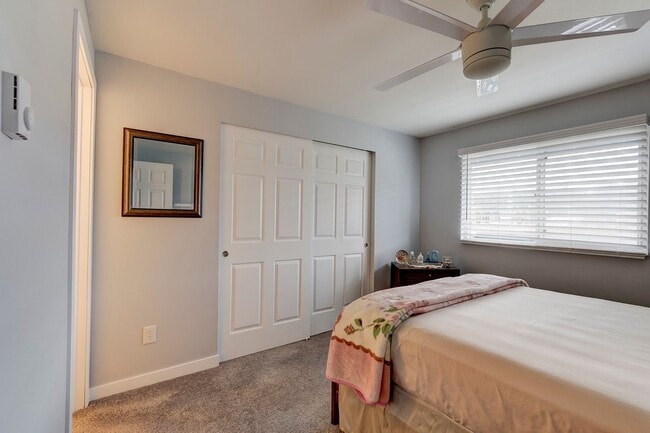 Building Photo - Second Story 2 bed 2 bath condo - W/S/G included!