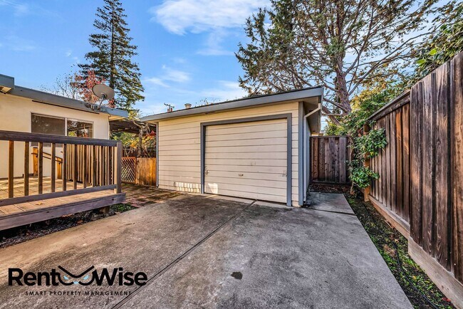 Building Photo - Present PM-Midtown Palo Alto Beauty-New Floors-Remodeled Bathrooms-Big Yard