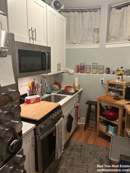 Building Photo - 583 Beacon St