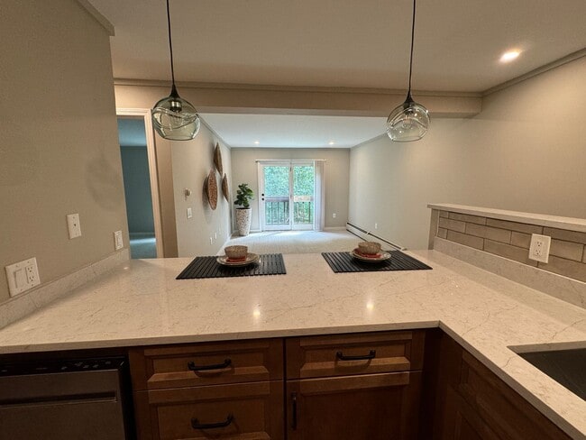 Building Photo - Beautiful One Bedroom Condo - HEAT INCLUDE...
