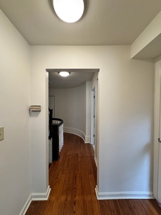 Hallway on 2nd floor - 911 Campbell Ave SW