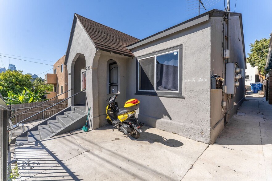 Building Photo - 221 Lake Shore Ter