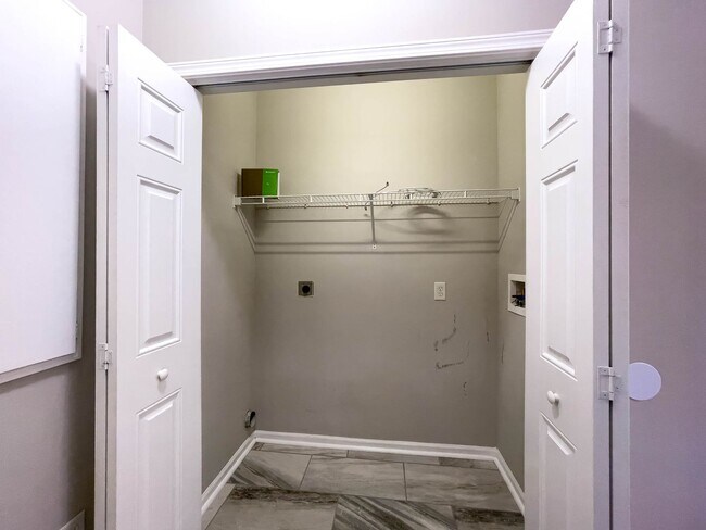 Building Photo - Spacious Three-Bedroom Townhouse in West A...