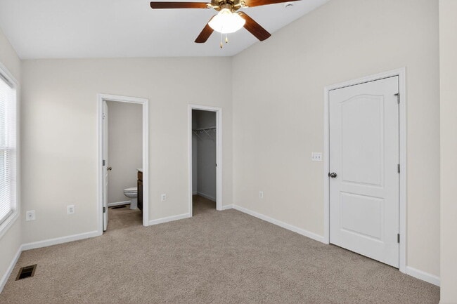 Building Photo - Welcome to a gorgeous end unit townhouse, located in the Heather Hills community.