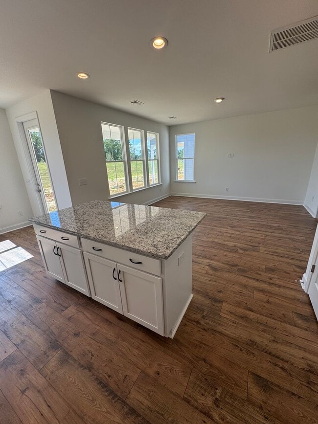 Building Photo - 3 Bedroom 2.5 Bath House in Hawthorne Land...