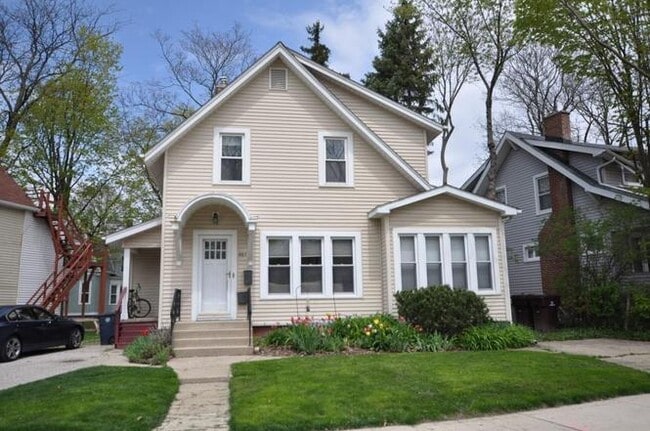 Building Photo - 921 Sylvan Ave