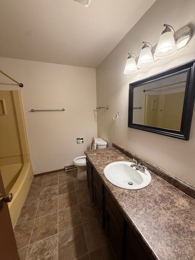 Building Photo - 2 Bedroom Dulex