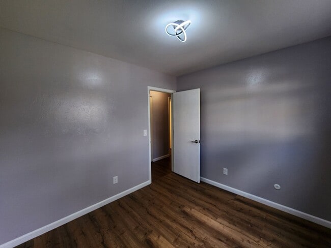 Building Photo - Updated 3 Bedroom Townhome in Great Area!