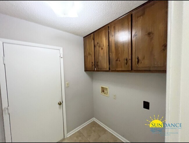 Building Photo - Charming 3-Bedroom Brick Home in Bluewater Bay Community, Caribbean East