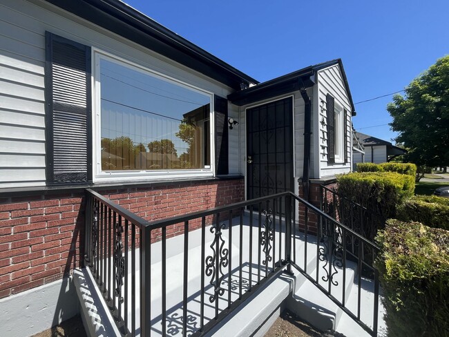 Building Photo - Bright and Welcoming Home with Modern Kitchen, Expansive Backyard & Flexible Living Space