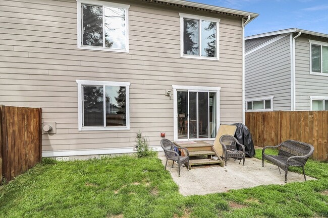 Building Photo - 3 Bed 2.5 Bath - Townhome - Pet Friendly - NAS Whidbey