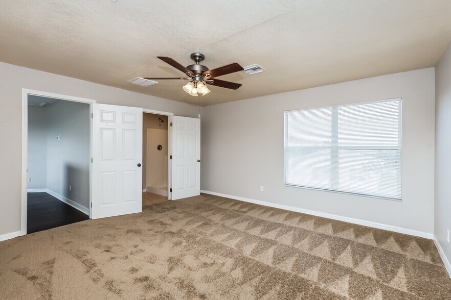 Building Photo - 304 Lancelot Ave