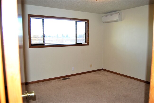 Building Photo - 3 Bedroom 2 Bath Dayton OR