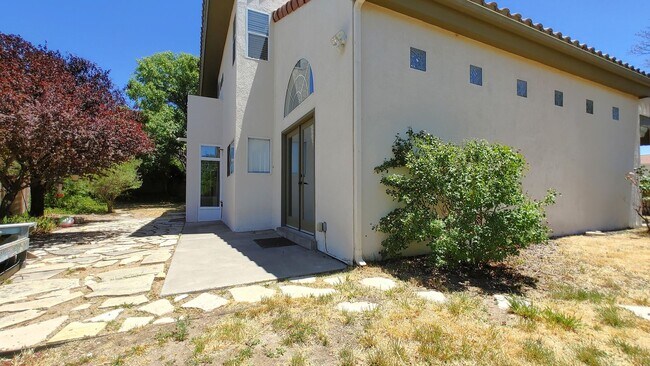 Building Photo - Beautiful 4 Bedroom 2.5 Bathroom House Located In The NE!