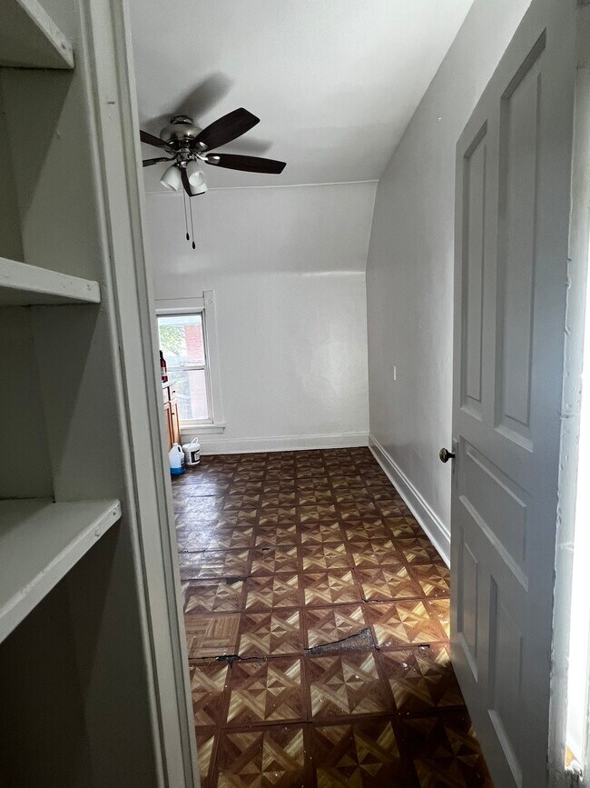 Kitchen - 9025 Burlington Ave