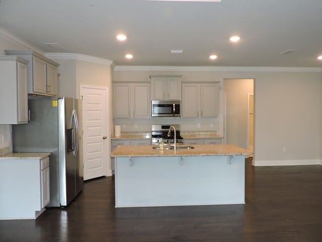 Building Photo - Beautiful home in gated community!