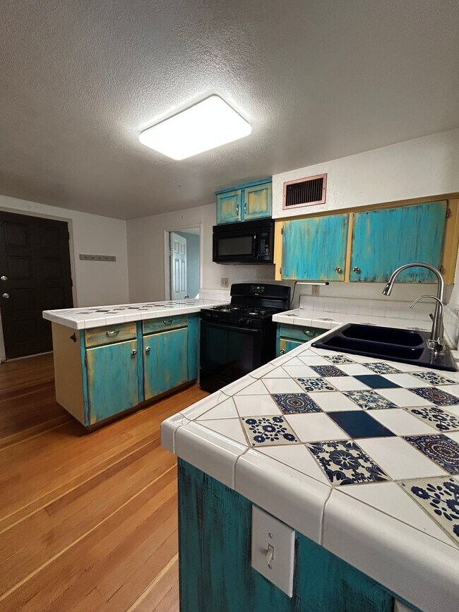 Building Photo - Beautiful 2 Bedroom 1 Bath / Washer & Dryer Included / Large Yard!