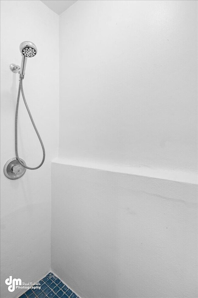 Building Photo - The Single-Family Alternative: 3BD/2BA Triplex Unit with Modern Comforts