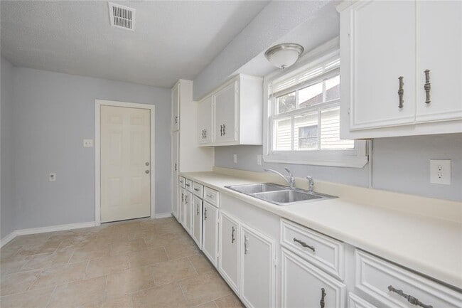 Building Photo - 1427 W 6th St