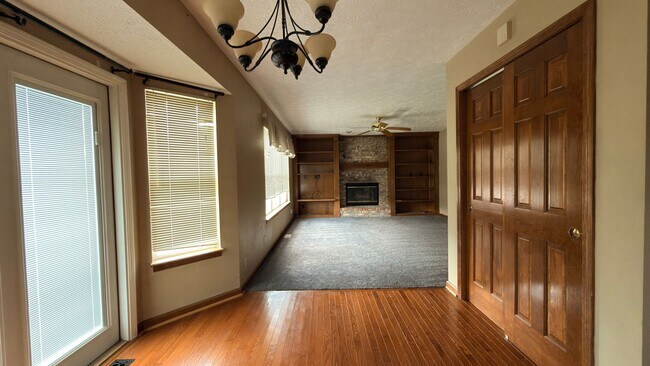 Building Photo - Beautiful, Bright & Move-In Ready Home in Lafayette!