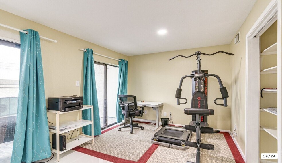 Building Photo - 2824 S Bartell Dr