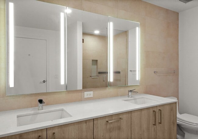 Building Photo - 211 N Harbor Dr