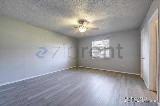 Building Photo - 400 Royal Field Dr