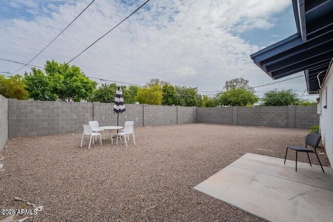 Building Photo - 1156 E Tempe Dr