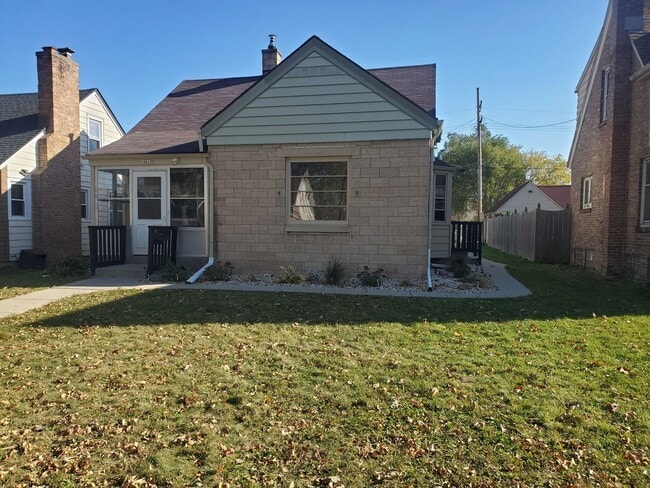 Building Photo - 3 Bedroom Single Family