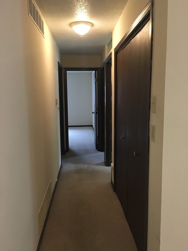 Building Photo - 2 Bedroom Condo Next to East Broadway Shopping