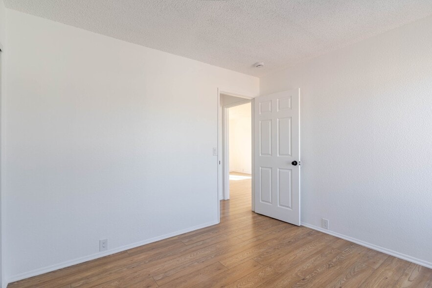 Building Photo - 13015 Vanowen St
