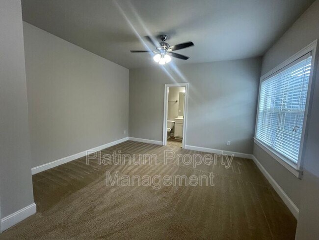 Building Photo - 5180 Mirror Lake Dr
