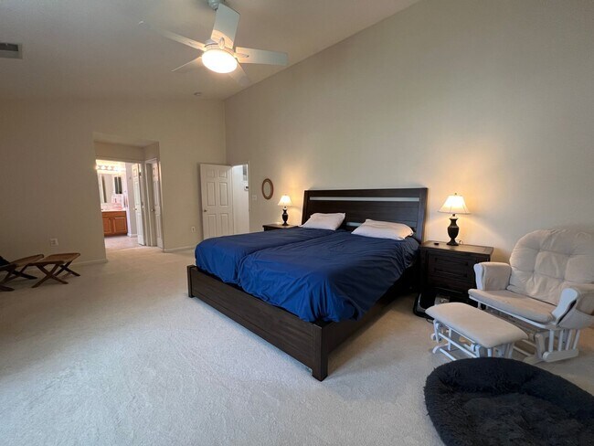 Building Photo - Impressive 4 Bedroom 3.5 Single-Family Hom...