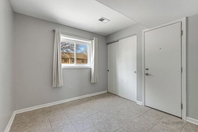 Building Photo - 240 N Archer Ave