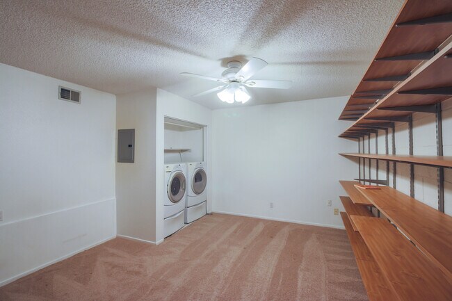 Building Photo - Beautiful Tri-Level 2BD + BONUS ROOM 3BA Townhome in Ranch Los Charcos!